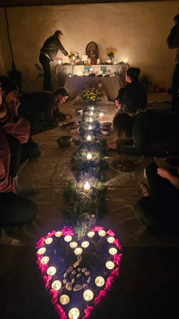 Dones al voltant del camí d'espelmes